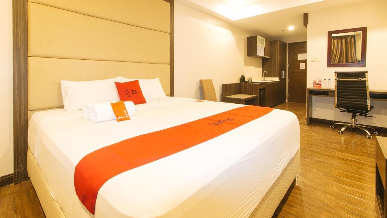 Reddoorz Premium @ West Avenue Quezon City Exterior photo