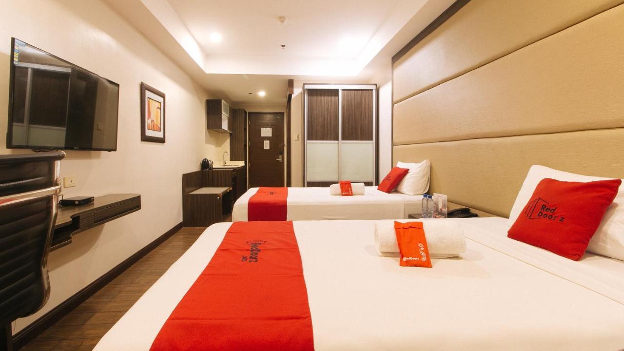 Reddoorz Premium @ West Avenue Quezon City Exterior photo