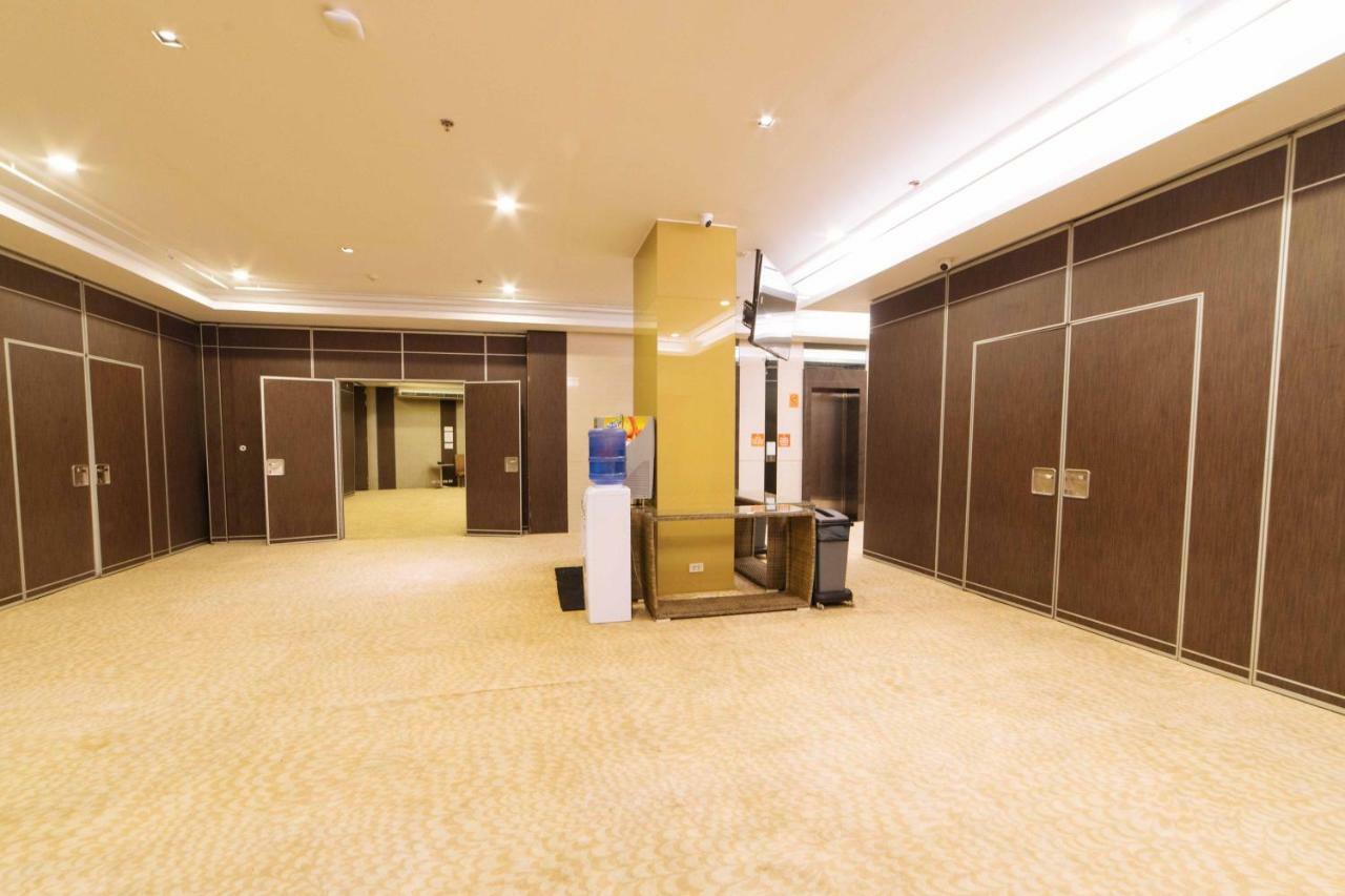 Reddoorz Premium @ West Avenue Quezon City Exterior photo